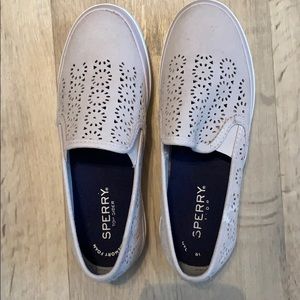 Size 5 women’s Sperrys